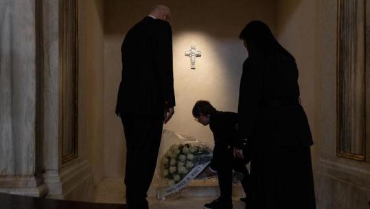 Vizita në Vatikan/ Buqetë trëndafilash të bardhë për Papa Françeskun, kryeministri dhe familja e tij nderojnë atin e ndjerë
