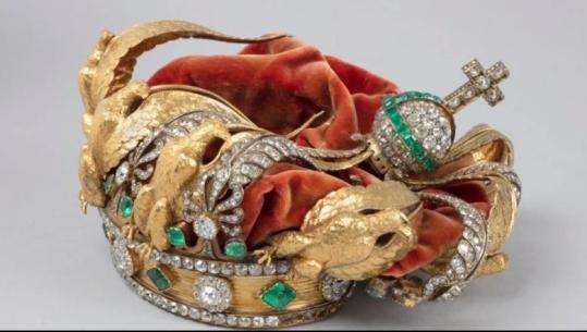 Grabitja e Luvrit, publikohen fotot e para të kurorës që u harrua nga hajdutët dhe duket “pak e shtypur”