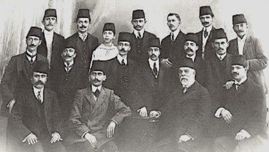 “Flamuri që ngriti Ismail Qemali në Vlorë, ishte një pëlhurë e kuqe, tre metro e gjatë dhe dy metro e gjerë, e cila u ble te një tregtar i quajtur Diamant dhe u qepnë…”/ Dëshmia e rrallë e ish-ministrit të Zogut