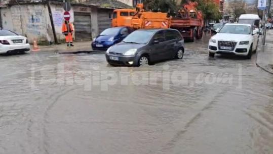 Reshjet të dendura shiu në Durrës, prani uji në rrugët rreth stadiumit