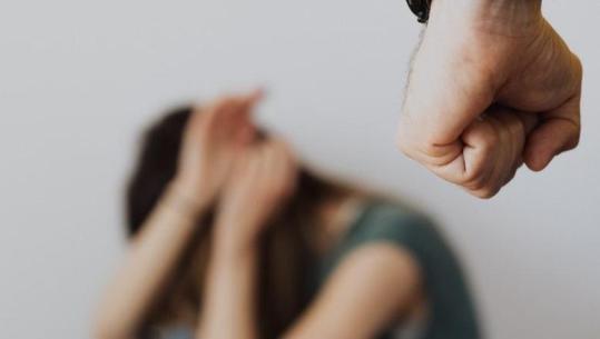 Sherr brenda familjes në Fier, 39 vjeçari me djemtë dhunon motrën dhe mbesën e mitur