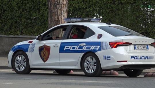 Tiranë/ Kallashnikov dhe municion luftarak në banesë, arrestohet 51-vjeçari