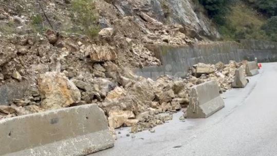 Reshjet e shiut shkaktojnë rënie gurësh në aksin Dhërmi-Himarë, bllokohet njëra korsi e segmentit në Qafën e Vishës