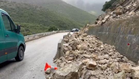 Reshjet e shiut shkaktojnë rënie gurësh në aksin Dhërmi-Himarë, bllokohet njëra korsi e segmentit në Qafën e Vishës