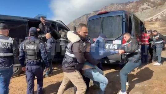 Vijon protesta kundër resortit të Ulajt, banorët mësyjnë në kantierin e ndërtimit! Përplasje me policinë, 15 të shoqëruar (VIDEO)