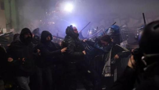 Protesta në Milano, 5 mijë persona kundër zhvillimit të Lojërave Olimpike! Fishekzjarre dhe sulme me armë ndaj policisë, 5 të arrestuar