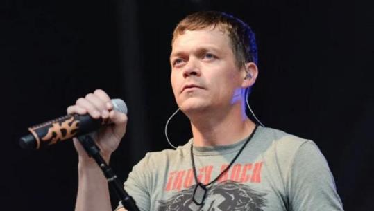 Ndahet nga jeta në moshën 47-vjeçare këngëtari i ‘Three Doors Down’, Brad Arnold humb betejën me kancerin