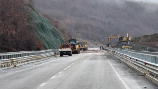Rrëshqitje dheu në aksin Qukës-Qafë Plloçë, fatmirësisht s’ka bllokim të qarkullimit! Reagon ARRSH: Rruga është totalisht e hapur