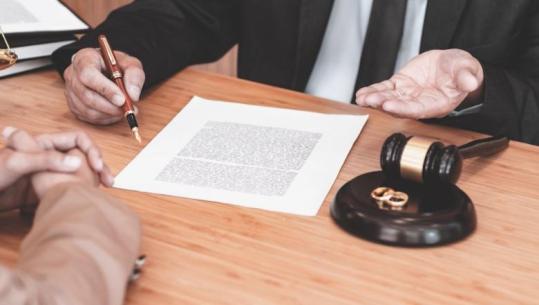 Martesat për letra jashtë vendit, rekord divorcesh në Fier! Vetëm në 2 vite, 29 padi për mosnjohje atësie