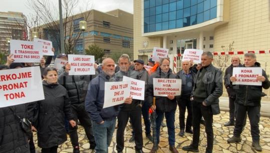 ‘S’na ndal asgjë, duam drejtësi!’ Protesta e banorëve të Velipojës zhvendoset para prokurorisë së Shkodrës, bashkohen edhe emigrantë nga Gjermania e Anglia