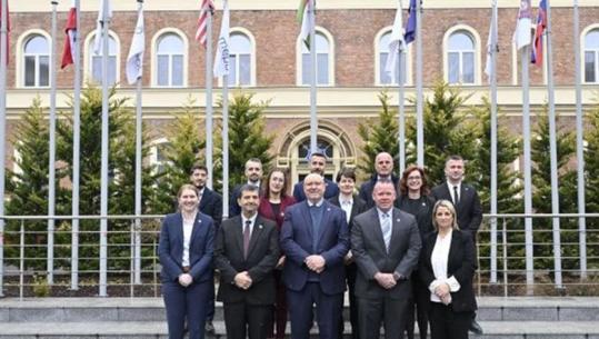 FBI trajnon zyrtarë shqiptarë për hetimin e krimeve kibernetike, Ambasada Amerikane: Nuk ka përgjegjësi më të madhe sesa t’i mbajmë fëmijët tanë të sigurt.