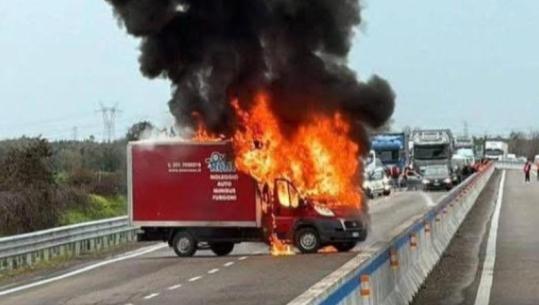 Grabitje si në filmat aksion në Itali! Hajdutët kamuflohen si ‘agjentë sigurie’ dhe hedhin në erë blindin që transportonte para në autostradë (VIDEO)