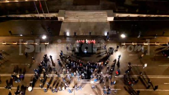 Nesër pretendon të mbajë protestë kombëtare, por sot Berisha mezi mblodhi një 'grusht' njerëz para Kryeministrisë (PAMJE me DRON)