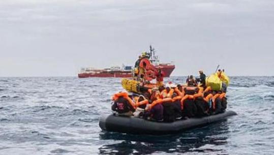 Përmbyset një gomone me emigrantë në brigjet e Libisë, humbin jetën 53 persona 