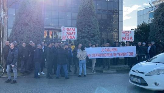 Punonjësit e kompanisë së sigurimit protestojnë sërish para 'Bankers': S'kemi marrë rrogat e 7 muajve! Jemi zhytur në borxhe e kredi