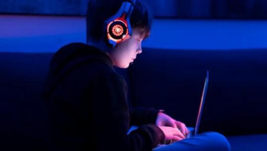 Shtetet evropiane përgatiten të 'mbrojnë' fëmijët nën moshën 15 vjeç nga 'Perëndimi i Egër dixhital'