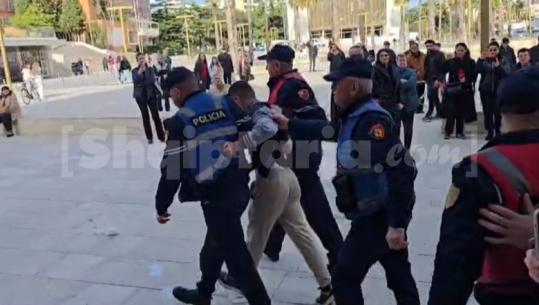 Protesta kundër projektit TID në Durrës/ Banorët përplasen dhunshëm me policinë, shoqërohen me forcë në komisariat! Mes tyre dhe aktivisti i PD