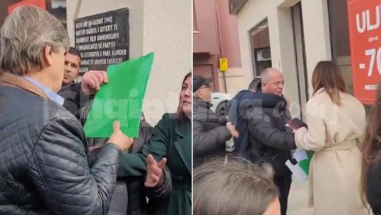 Protesta për projektin TID në Durrës/ Qytetarët i marrin nga dora dosjen, përplasen fizikisht me drejtuesit të IMT-së dhe inspektorin (VIDEO)