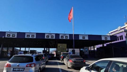 Me municion luftarak dhe 4 armë të ftohta në makinë, Policia e Kukësit arreston 39-vjeçarin nga Kosova në pikën kufitare të Morinës