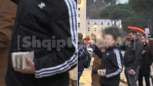 Pa nisur protesta e Partisë Demokratike, i mituri mban në dorë pllaka guri (VIDEO)