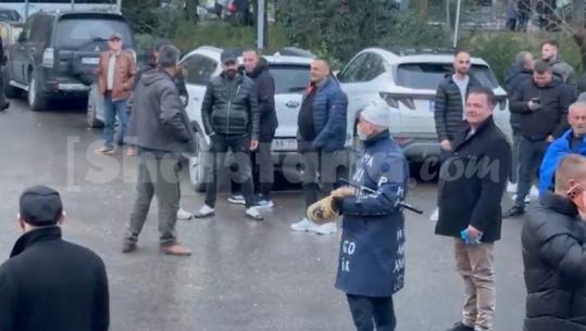 Me shkop gome në dorë dhe plis në kokë, protestuesi përgatitet për ‘rrëzimin’ e Qeverisë