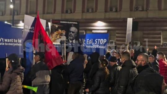 Të kamufluar mes turmës, Report TV zbulon ‘grupin e zjarrit’ në protestën e Berishës! Priten akte dhune