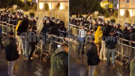 Gjeste të pahijshme në protestën e PD, fëmijët shkundin kangjellat para policëve