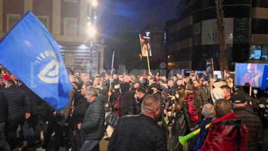 VIDEO/ Gati për të sulmuar Kryeministrinë me molotovë, ‘grupi i zjarrit’ mes militantëve në protestën e Berishës 