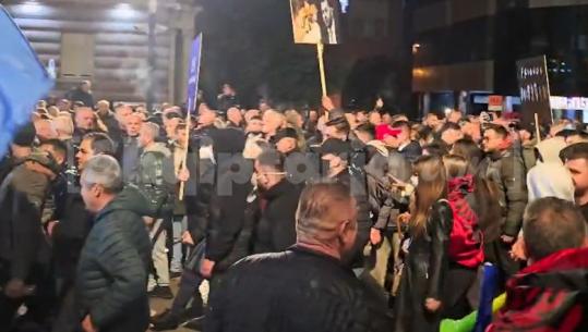 VIDEO/ Gati për të sulmuar Kryeministrinë me molotovë, ‘grupi i zjarrit’ mes militantëve në protestën e Berishës 