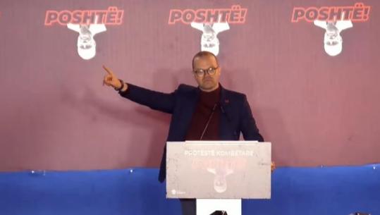 ‘Mos vdis para se të të kapë plumbi’- Aulon Kalaja thirrje nga protesta e PD: Ngrihuni! Skllevërit e lumtur janë armiqtë më të mëdhenj të lirisë