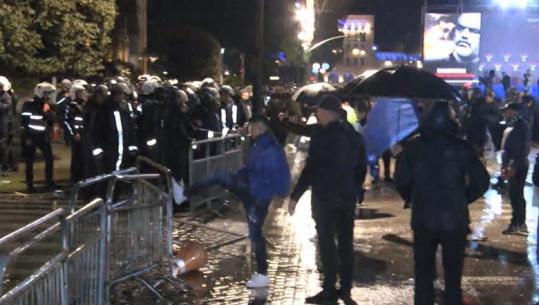 Gjendje e tensionuar në protestën e PD, protestuesit përpiqen të thyejnë me dhunë kordonin e sigurisë