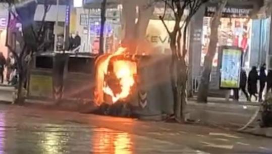 Akte vandale në rrugët e Tiranës, militantët e Berishës i vënë flakën koshit të mbeturinave