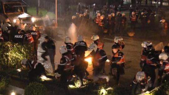 Situatë e rrezikshme para parlamentit, molotovët e protestuesve të PD kërcënojnë edhe efektivët