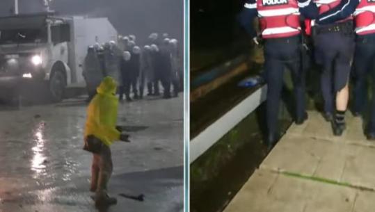 Militantët e Berishës iu vendosën flakën, 8 policë të plagosur në protestën e PD! Kanë djegie të shumta në trup