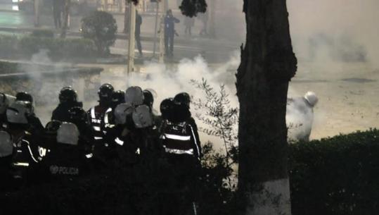  Protestuesit rikthehen me molotovë përpara Kuvendit, policia tenton t’i shpërndajë me ujë e gaz lotsjellës