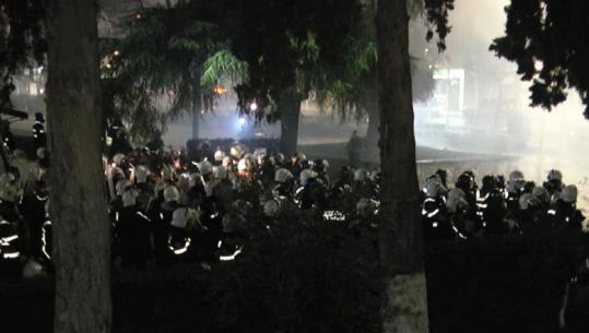 Deputetët e PD nisen drejt komisariateve ku ndodhen protestuesit