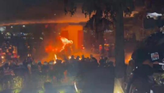 Sulmi ndaj policëve në tubimin e Berishës, ministrja Koçiu: E drejta për të protestuar u dhunua nga një grup që zgjodhi forcën në vend të fjalës