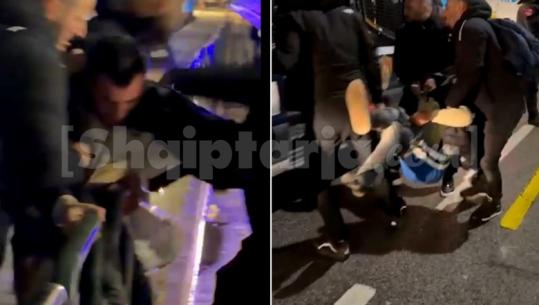 Qëlloi me gurë efektivët, policia i vihet pas dhe arreston protestuesin! E tërheqin zvarrë për ta futur në furgon (VIDEO)