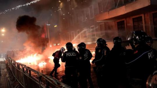 PD 3 orë protestë/ Molotovë drejt Kryeministrisë dhe efektivëve te Kuvendi, militantët shpërndahen me gaz lotsjellës! 16 policë të lënduar