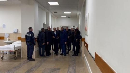 Berisha shkon të vizitojë Nallbatin, por jo efektivët që i sulmuan me molotov: S’u plagosën, këta i përdorin policët mish për top