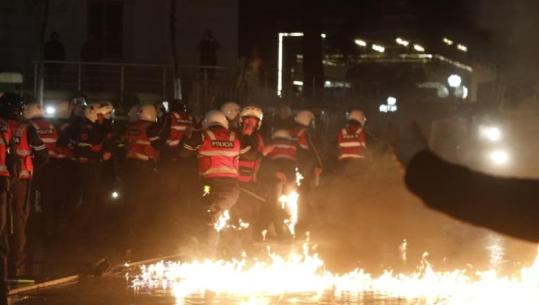 Dhuna dhe molotovët në protestën e PD-së, Policia shoqëron 20 protestues
