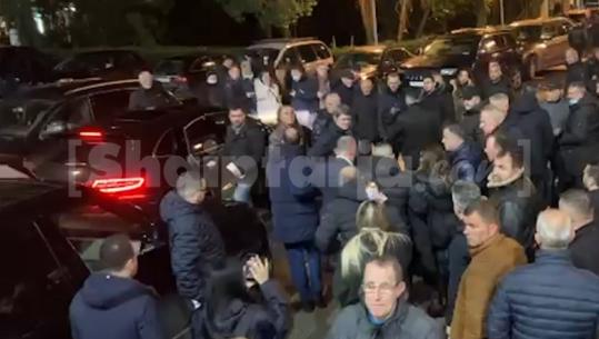 Deputeti Nallbati nuk ndihet mirë, e dërgojnë te Trauma me ‘Porsche’ (VIDEO)