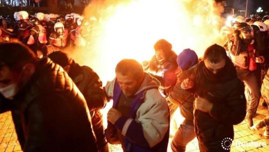 Berisha protestë vetëm me militantë/ Molotovë drejt Kryeministrisë dhe efektivëve te Kuvendi, 16 policë me djegie në spital, 20 protestues të shoqëruar! (VIDEO)