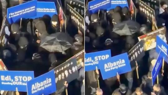 Kokë e këmbë në të zeza dhe të fshehur pas pankartave, Balla ndan videon nga protesta: PD duhet të distancohet nga këta kapuçzinj!