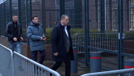 Vëllai i Thaçit paraqitet në Gjykatën e Hagës, shoqërohet nga djali