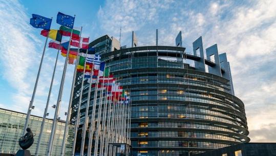 Parlamenti Europian miraton kredinë prej 90 miliardë eurosh për Kievin