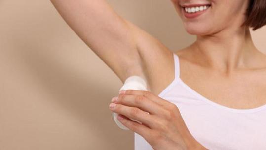 Djersit shumë? Kjo është koha e duhur kur duhet ta aplikosh deodorantin