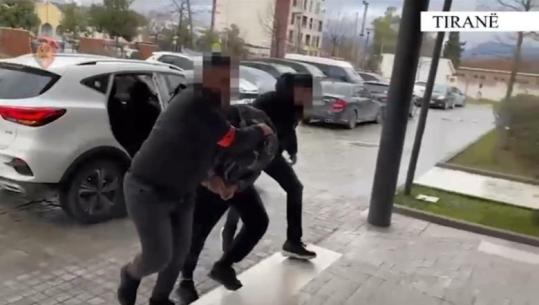 Mbante pistoletë pa leje në banesë, pranga 28-vjeçarit në Tiranë