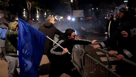  Molotovët në protestë/ PD nxiti të miturit për dhunë ndaj policisë! Urdhëruesit ‘fshihen’, 17-vjeçarët në pranga...deputetët në liri