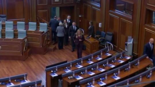 Kurti për kryeministër dhe Albulena Haxhiu për kryetare Parlamenti, deputetët mblidhen për seancën konstituive të Kuvendit të Kosovës